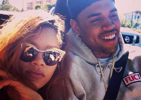  Chris Brown confirma fim de namoro com Rihanna e passa aniversário com ex